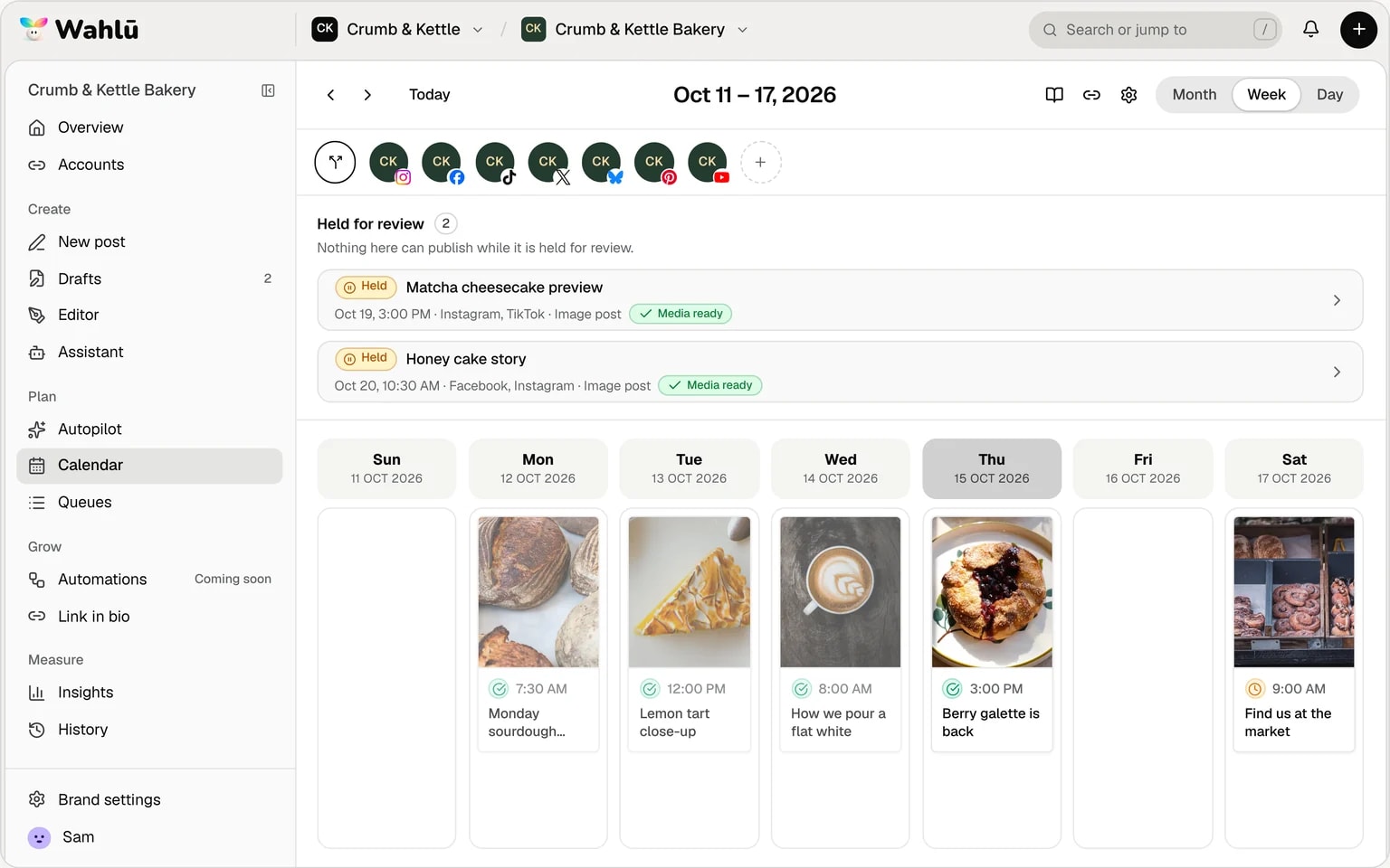 Wahlu week calendar for an example café, with posts scheduled across seven networks and two held for review